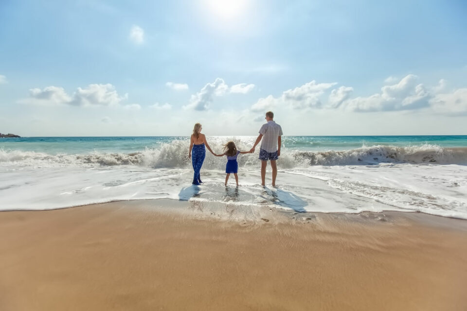 Bild Strand mit Familie nach einem Hooponopono wieder glücklich